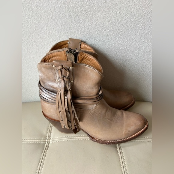 Lucchese Shoes - Lucchese Robyn hand-tooled feather booties in tan SMOOTH leather Size 7